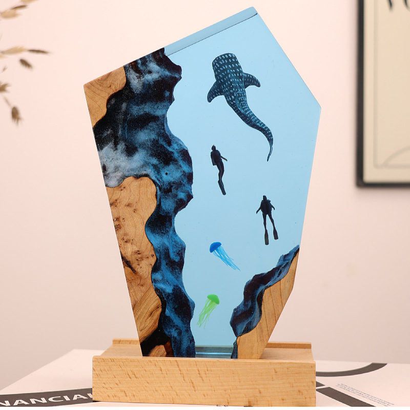 Resin Art For Anniversary Gift - Leuchtende Harz-Medusa mit Wal-Taucher-Motiv als Desktop-Deko