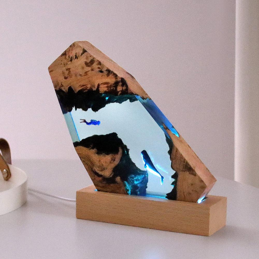 Resin Art For Anniversary Gift - Neue Unterwasser-Höhlen-Wal-Taucher Schreibtisch-Dekoration aus Massivholz und