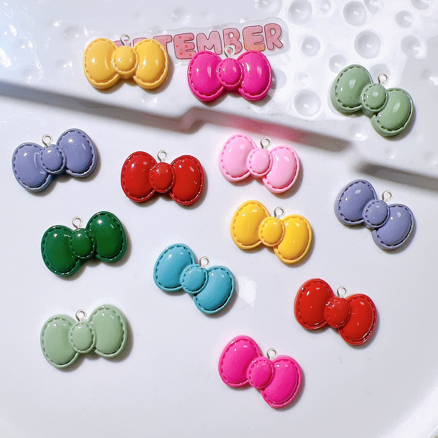 10 Stück niedliche Cartoon-Bow – Resin Art Earrings Material Bewertung und Preis